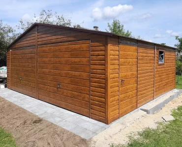 Garaż blaszany dwustanowiskowy 6.5x5.5 m – Dach dwuspadowy, Brama uchylna, Drewnopodobny