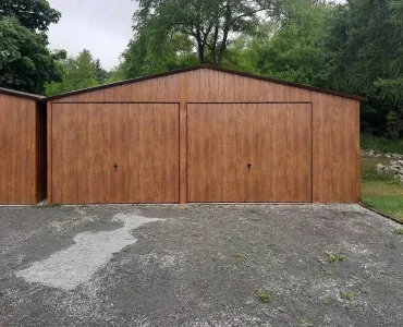 Garaż blaszany dwustanowiskowy 6.5x5 m – Dach dwuspadowy, Brama uchylna, Drewnopodobny