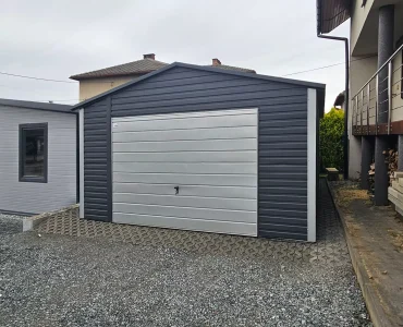 Garaż blaszany 5x7 m – Dach dwuspadowy, Brama uchylna, Grafit