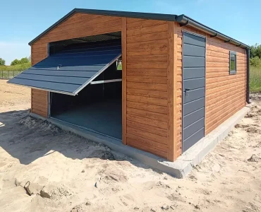 Garaż blaszany 5x6 m – Dach dwuspadowy, Brama uchylna, Drewnopodobny