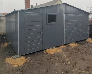 Garaż blaszany 5.5x5 m – Dach dwuspadowy, Brama uchylna, Grafit