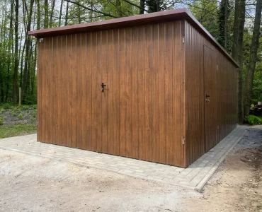 Garaż blaszany 3x6 m – Dach jednospadowy, Brama dwuskrzydłowa, Drewnopodobny