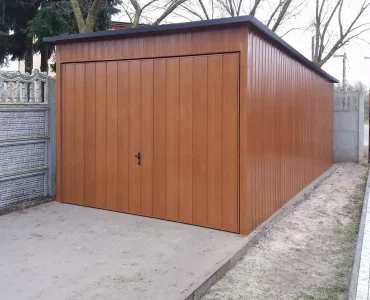 Garaż blaszany 3x6.5 m – Dach jednospadowy, Brama uchylna, Drewnopodobny