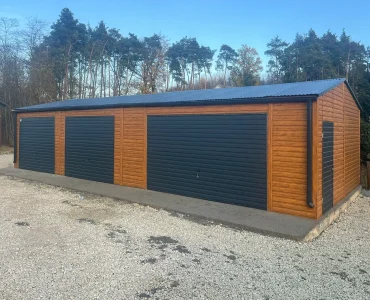 Garaż blaszany trzystanowiskowy 13x6 m – Dach dwuspadowy, Brama uchylna, Drewnopodobny