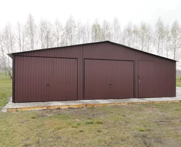Garaż blaszany dwustanowiskowy 9x5 m – Dach dwuspadowy, Brama uchylna, Ciemny Brąz