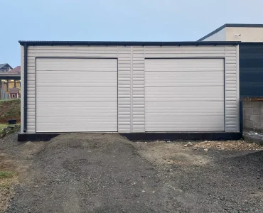 Garaż blaszany dwustanowiskowy 7x7 m – Dach dwuspadowy, Brama segmentowa, Aluminium