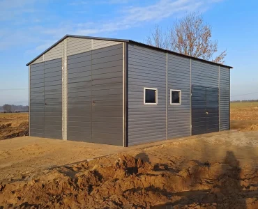 Hala blaszana 6x7 m – Dach dwuspadowy, Brama dwuskrzydłowa, Aluminium