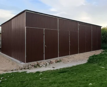 Hala blaszana 12x6 m – Dach jednospadowy, Brama dwuskrzydłowa, Ciemny Brąz