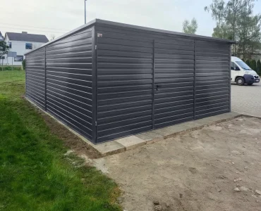 Garaż blaszany 5x5 m – Dach jednospadowy, Brama dwuskrzydłowa, Czarny