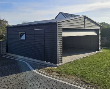 Garaż blaszany 5.9x5.8 m – Dach dwuspadowy, Brama segmentowa, Grafit