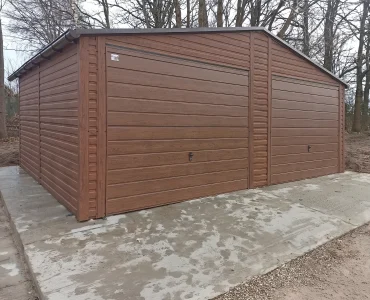 Garaż blaszany dwustanowiskowy 7x5 m – Dach dwuspadowy, Brama uchylna, Drewnopodobny