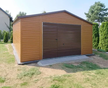 Garaż blaszany 5x5 m – Dach dwuspadowy, Brama uchylna, Drewnopodobny