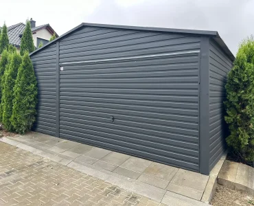 Garaż blaszany 5x6 m – Dach dwuspadowy, Brama uchylna, Grafit