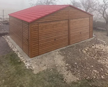 Garaż blaszany dwustanowiskowy 7x5 m – Dach dwuspadowy, Brama uchylna, Drewnopodobny