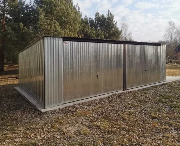 Garaż blaszany dwustanowiskowy 7x5 m – Dach jednospadowy, Brama uchylna, Ocynk
