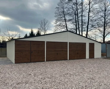 Garaż blaszany trzystanowiskowy 12x6 m – Dach dwuspadowy, Brama uchylna, Drewnopodobny Biały