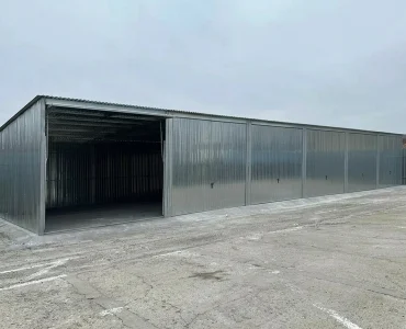 Garaż blaszany 18x5 m – Dach jednospadowy, Brama uchylna, Ocynk