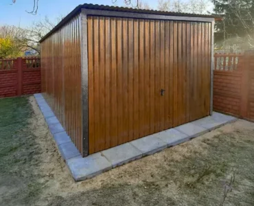 Garaż blaszany drewnopodobny 3x5 brama uchylna