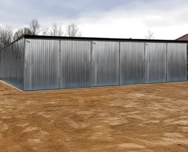 Garaż blaszany trzystanowiskowy 9x5m - Dach jednospadowy, Brama dwuskrzydłowa, Ocynk