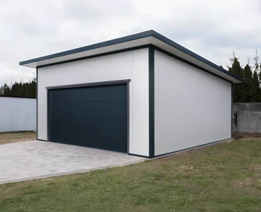 Garaż z płyty warstwowej 6x6 m – Biały, Brama segmentowa grafit