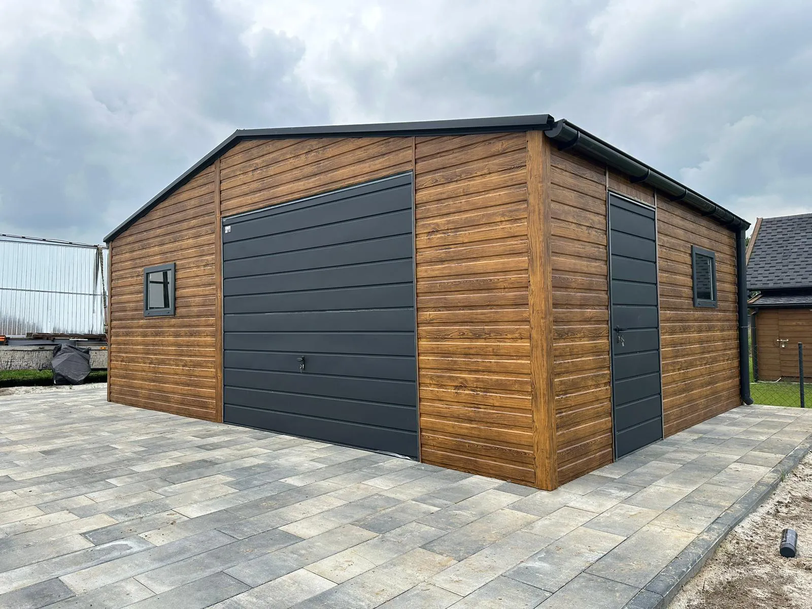 Garaże blaszane Chodzież z drzwiami i oknem