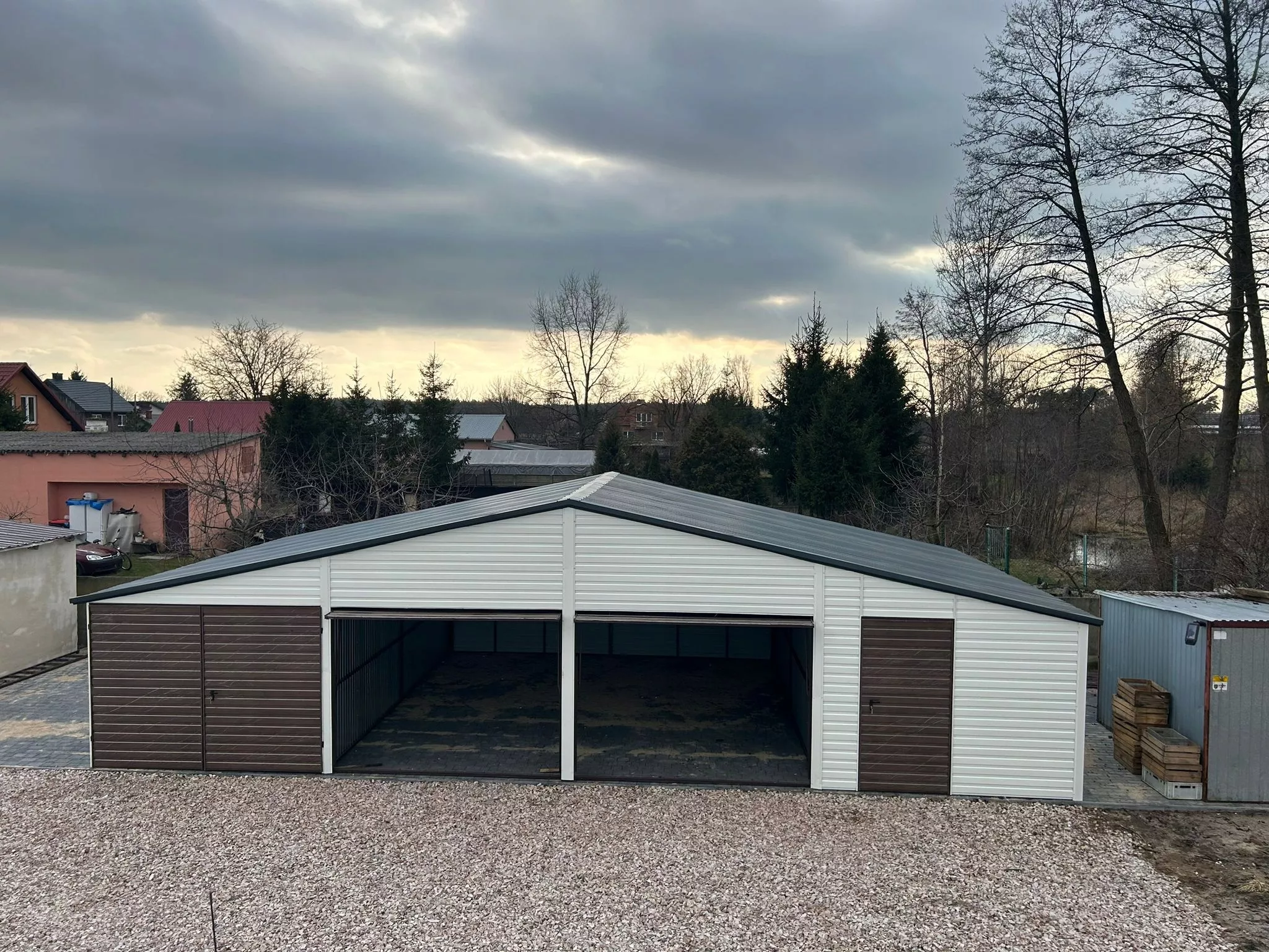 Garaz-blaszany-12×6-trzystanowiskowy-dwuspadowy-garaz-potrojny-blaszak-szerokosc-12-m-69aaea0d17ec2
