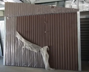 Brama ze szczytem, prawa przednia część dwuspadu 3x2,70x2,13 m Brąz mat